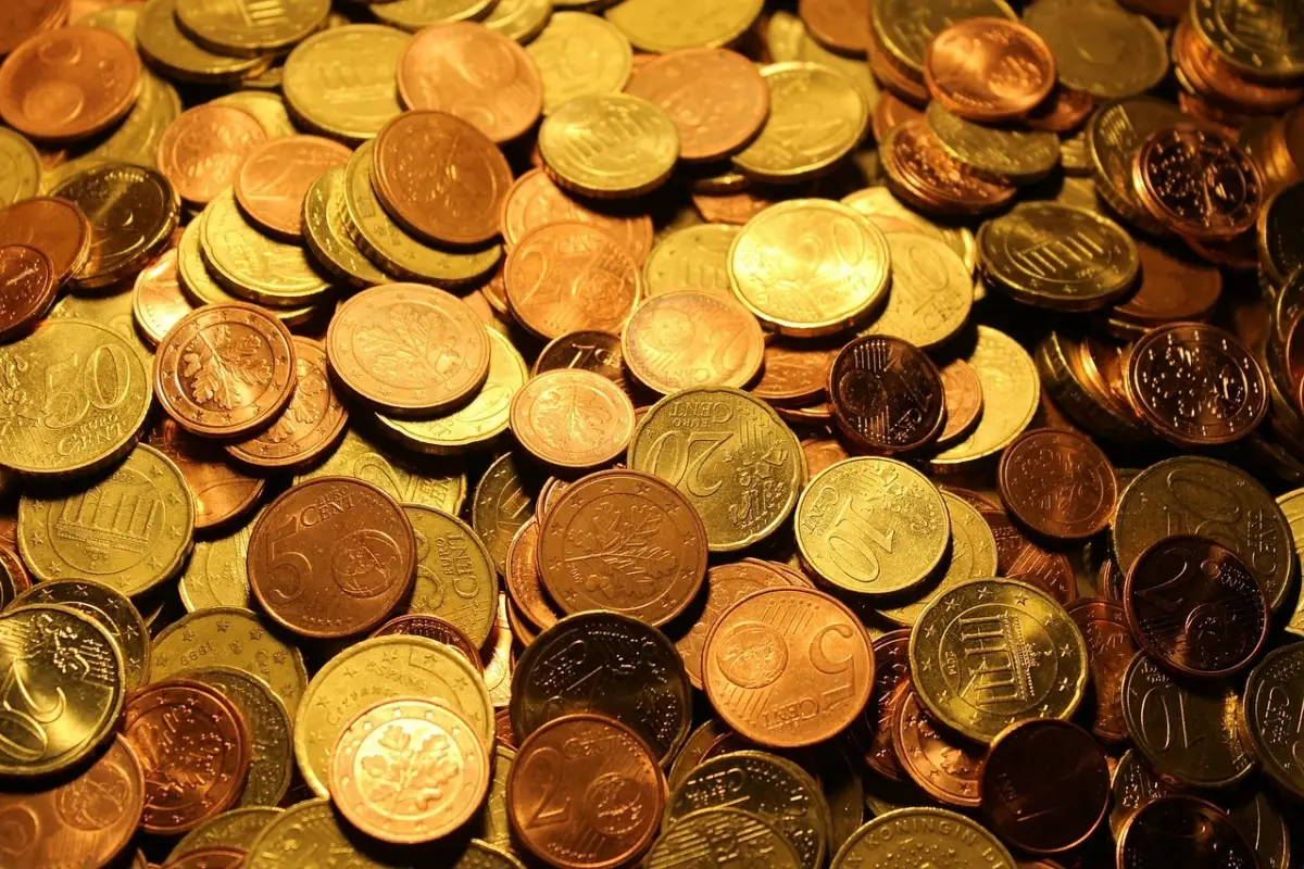 Hai idea di quanto valgano oggi i 50 centesimi dimenticati in tasca? Immagine selezionata