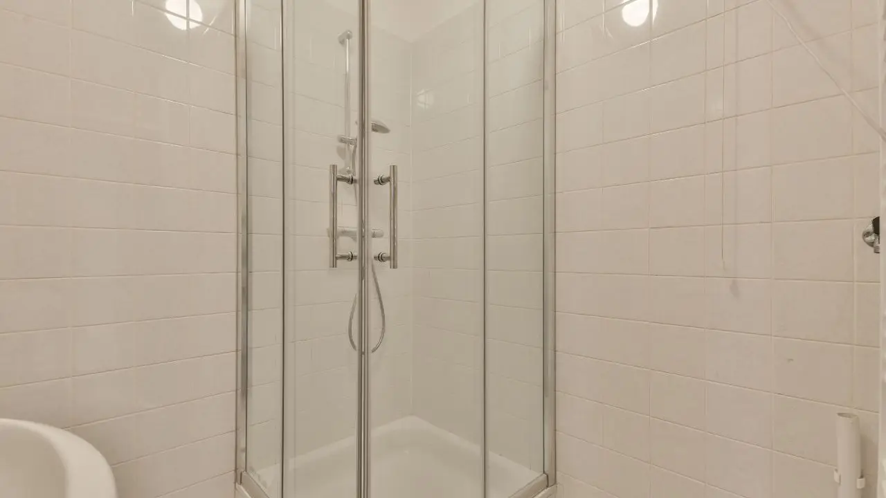 Bagno brillante senza fatica: ecco il trucco dell’esperto per una doccia come nuova