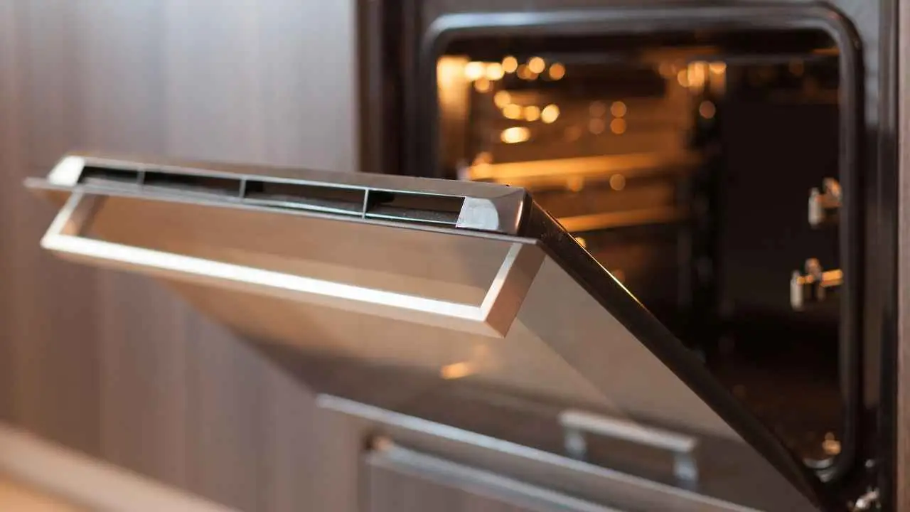 Macchie sul vetro del forno? Guida su come rimuoverle velocemente Immagine selezionata