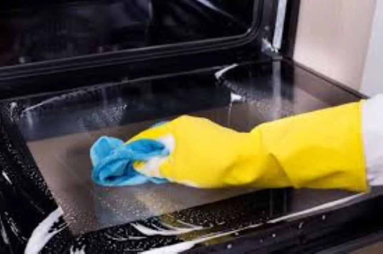 Macchie sul vetro del forno? Guida su come rimuoverle velocemente Immagine selezionata